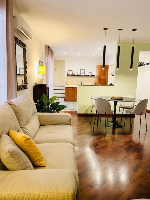 Re Gallo Luxury Apartment Plebiscito In Via Chiaia Naples Luaran gambar