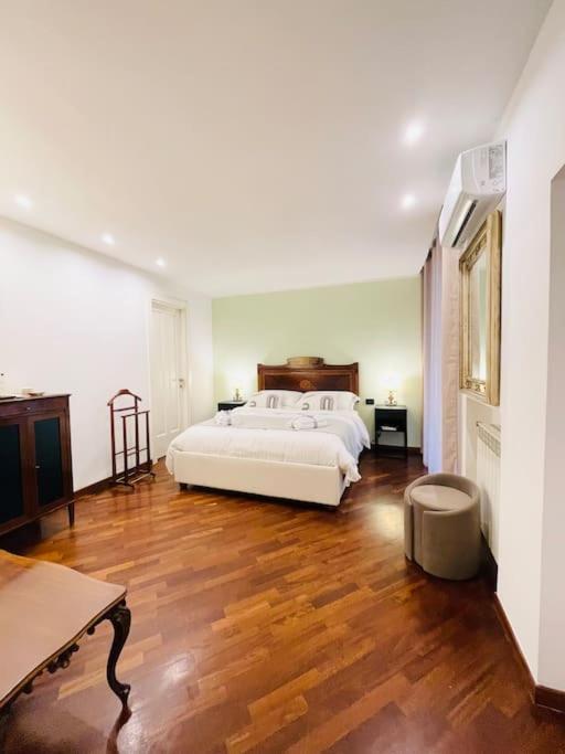 Re Gallo Luxury Apartment Plebiscito In Via Chiaia Naples Luaran gambar