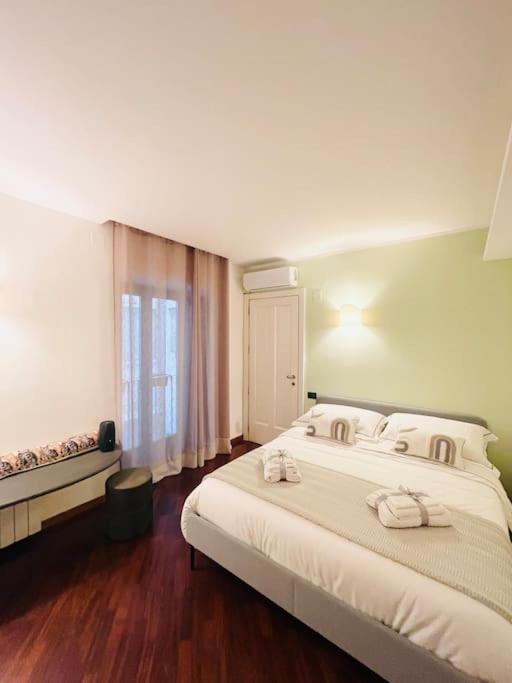 Re Gallo Luxury Apartment Plebiscito In Via Chiaia Naples Luaran gambar